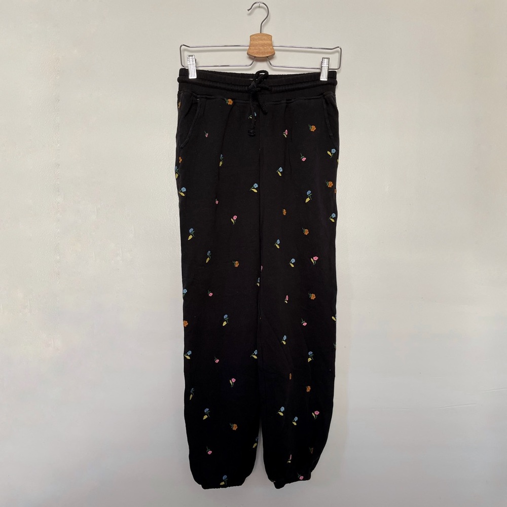 Lou & Grey Floral Embroidered Jogger Sweatpants